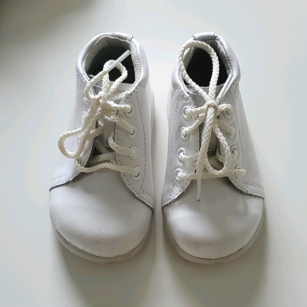 Stride Rite Elliot White baby bootie unisex
